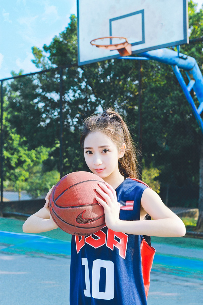 点击大图看下一张：运动女生篮球写真魅力十足