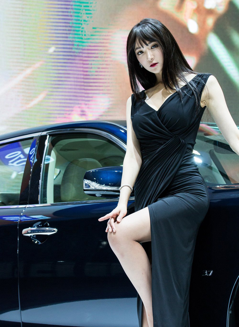 点击大图看下一张：黑色长裙魅力车模金熙文性感写真