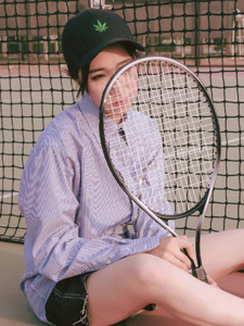 率性美女网球场活力写真帅气逼人