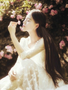 花朵中的白纱恬静温婉女神迷人