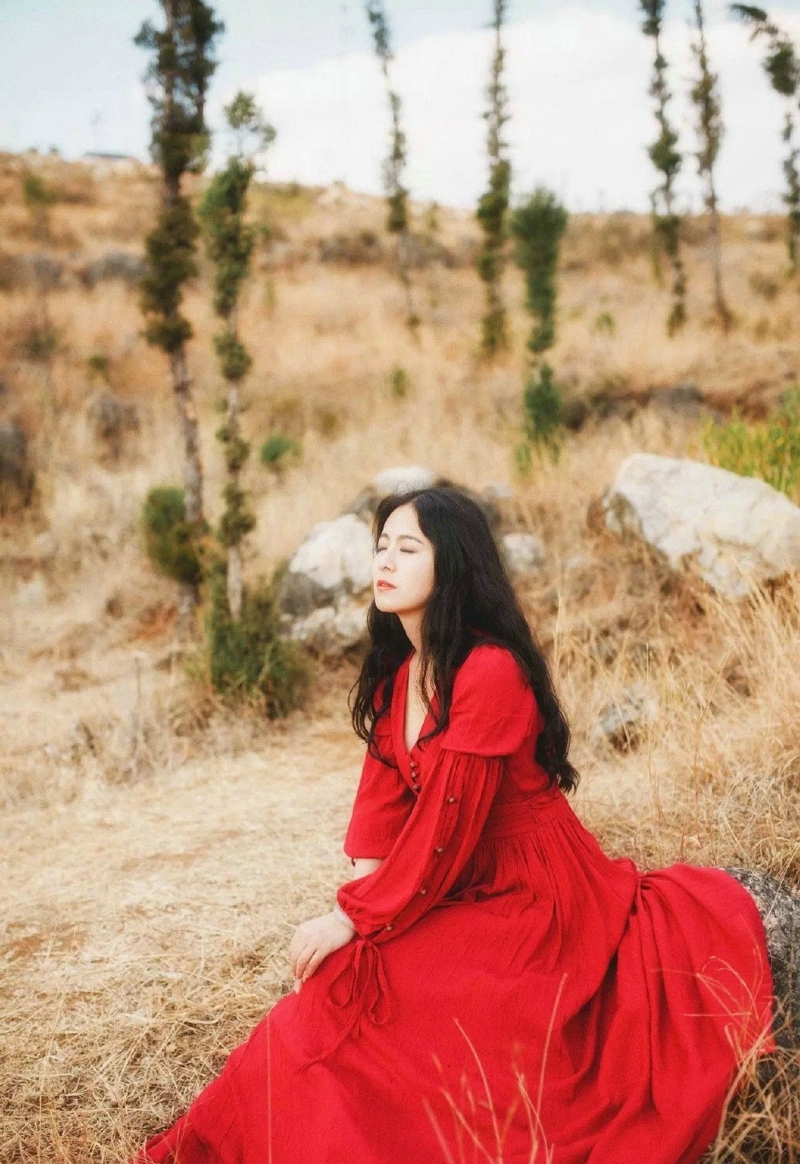 点击大图看下一张：气场强大女神荒野中黑发红裙吸睛