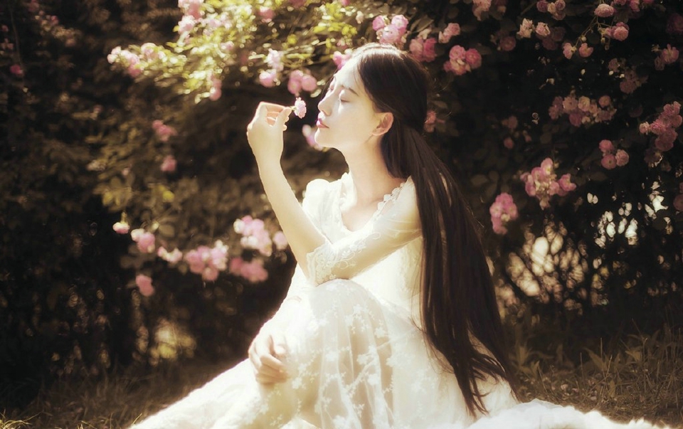 点击大图看下一张：花朵中的白纱恬静温婉女神迷人