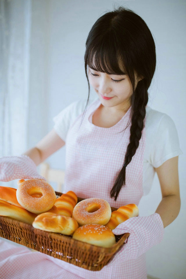 点击大图看下一张：最爱的早餐面包清新小女孩甜美写真