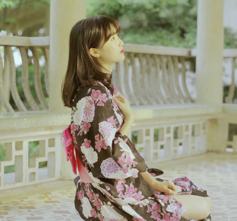 点击大图看下一张：日系和服少女娇美迷人安静