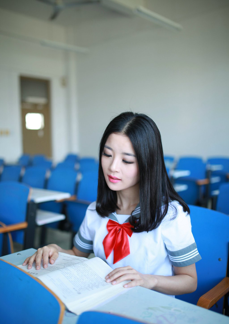 点击大图看下一张：清新少女校服写真回忆往昔校园时光