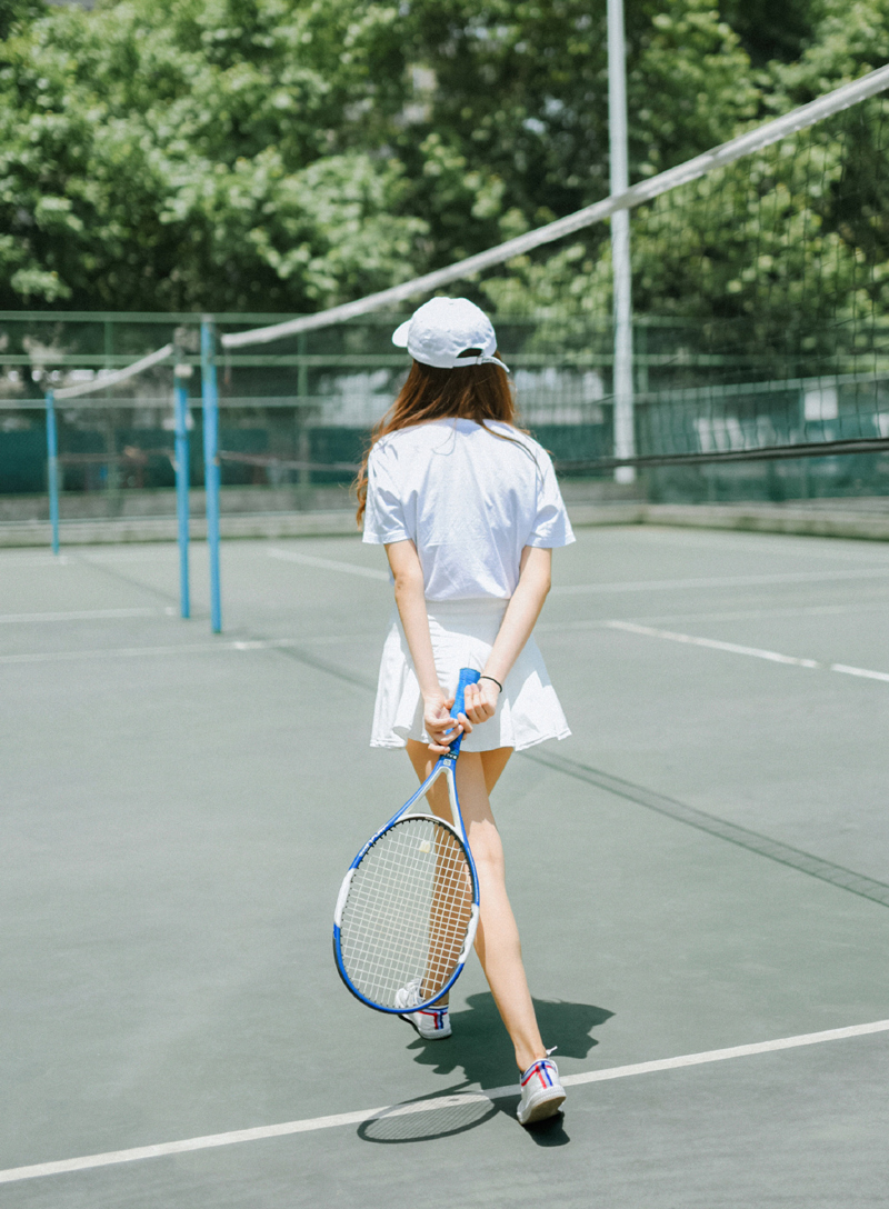 点击大图看下一张：长腿美女网球活力写真清新可人