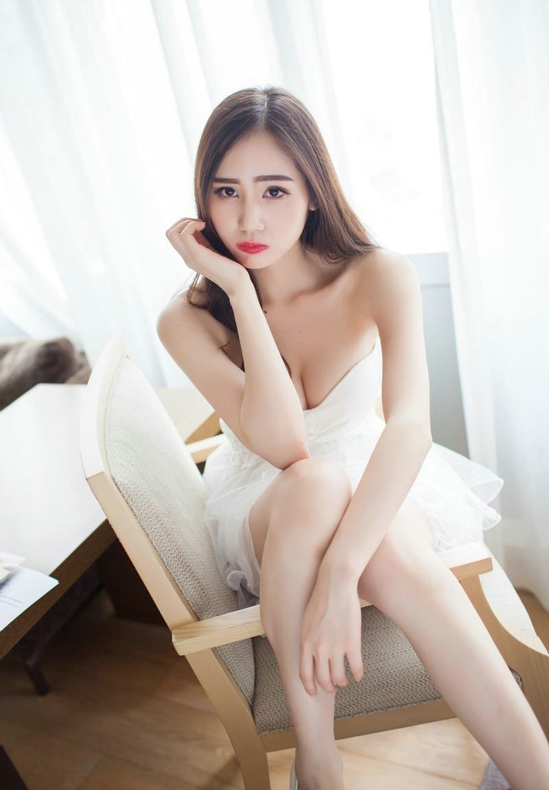 点击大图看下一张：清新女神刘思思性感私房白色连衣裙美胸诱惑写真