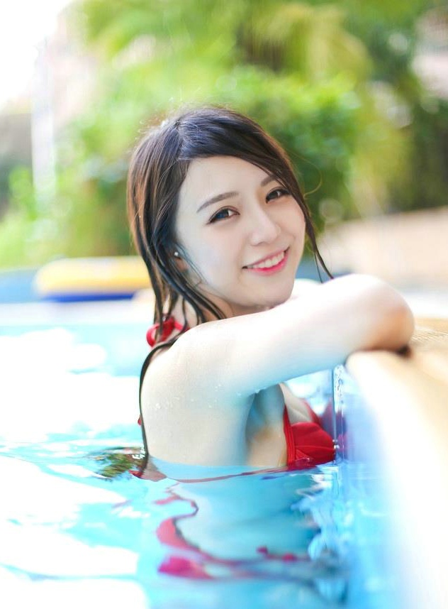 点击大图看下一张:泳池边性感红色比基尼美女笑容甜美灿烂阳光写真