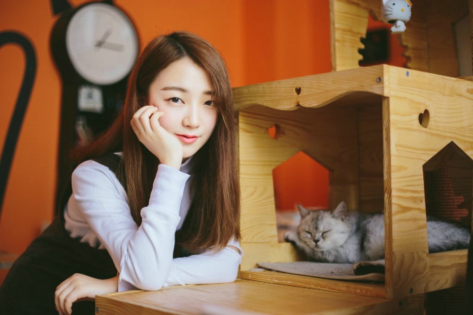 点击大图看下一张：韩系甜美少女私房与猫玩耍嬉戏