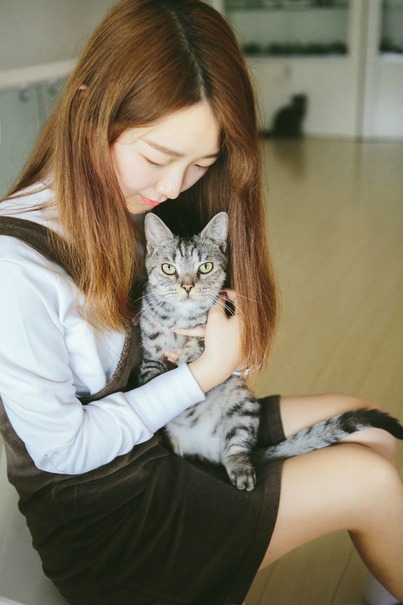 点击大图看下一张：韩系甜美少女私房与猫玩耍嬉戏