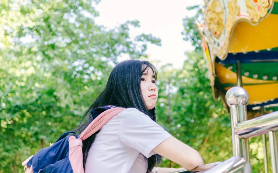 点击大图看下一张:可爱萌妹子游乐园内清新甜美