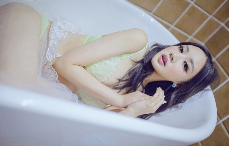 点击大图看下一张：性感模特方舒霖浴缸湿身私房写真