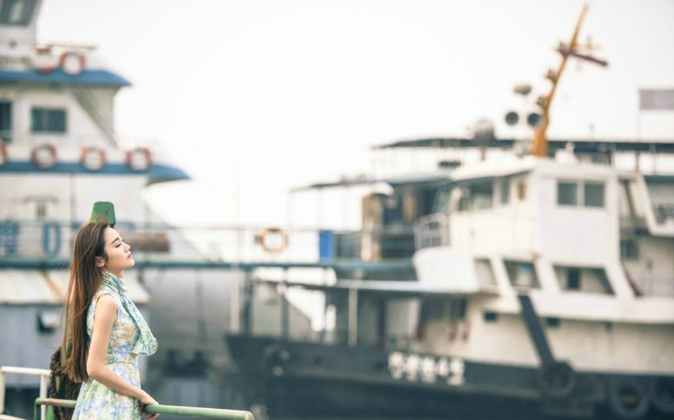点击大图看下一张：成熟轻熟女气质长裙海港码头迷人