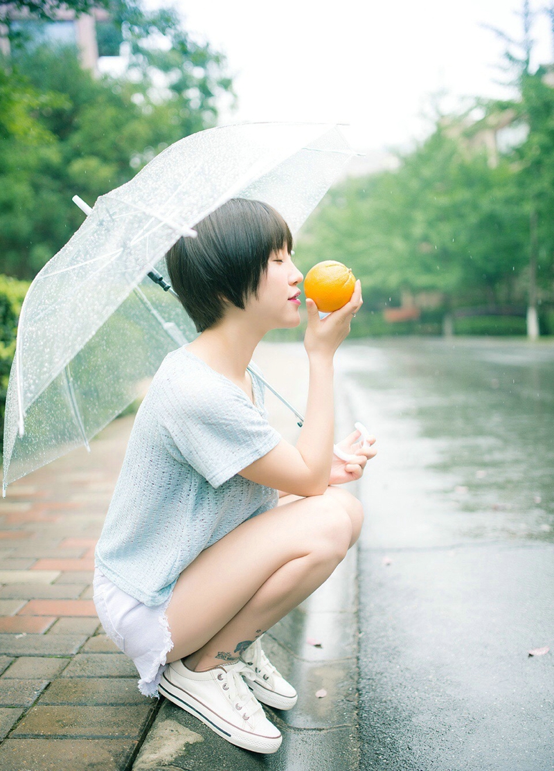 点击大图看下一张：短发橙子少女雨季浪漫散步清新写真