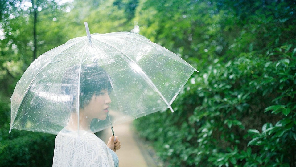 点击大图看下一张：短发橙子少女雨季浪漫散步清新写真