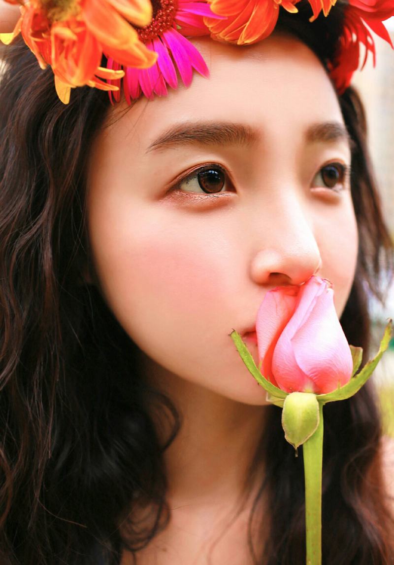 点击大图看下一张：可爱花仙子与花争艳气质写真