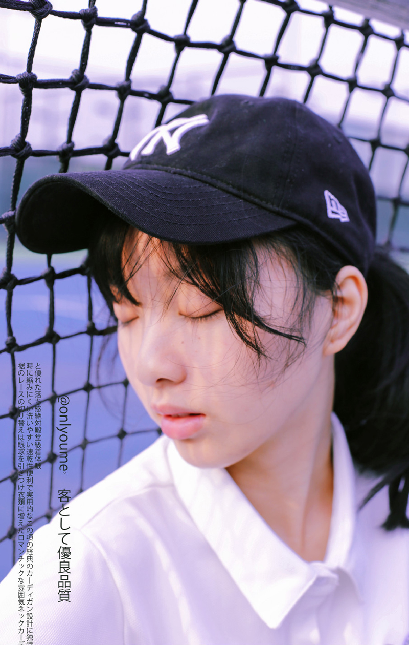 点击大图看下一张：炎炎夏日小清新美女网球运动挥汗写真