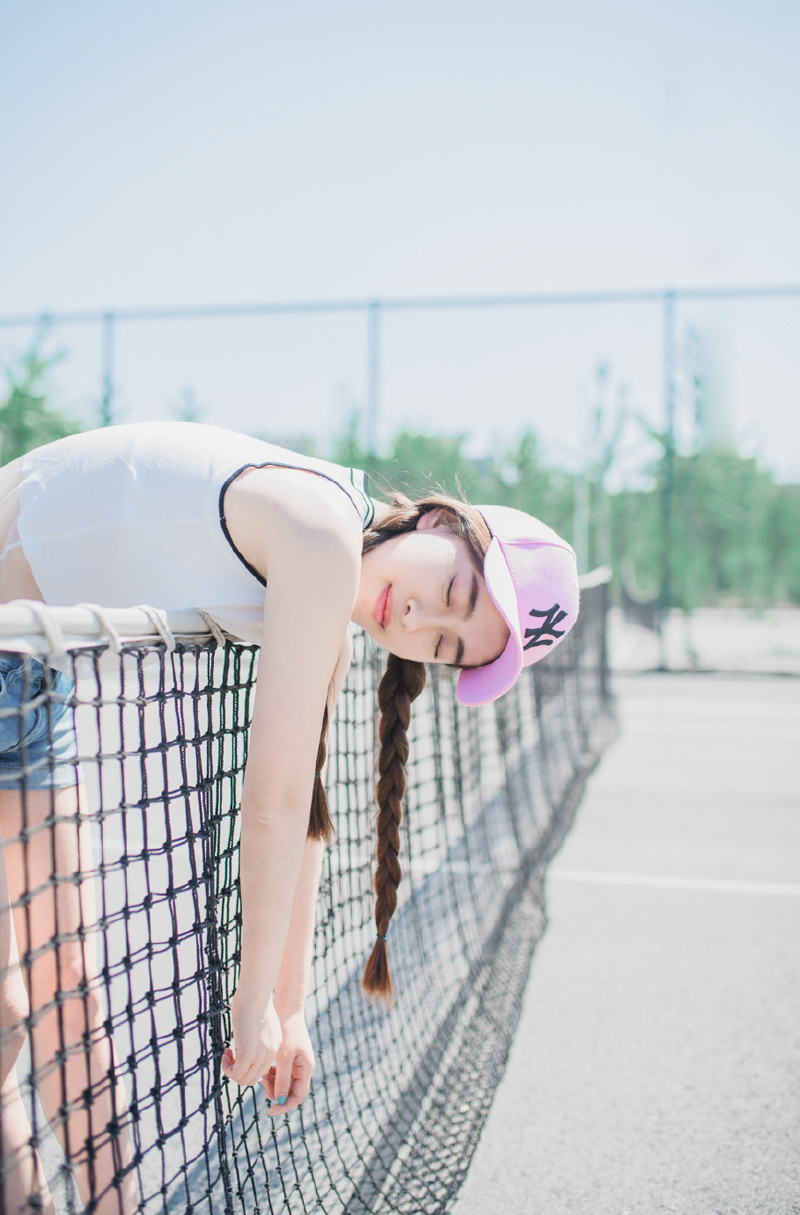 点击大图看下一张：可爱网球少女夏日活力写真
