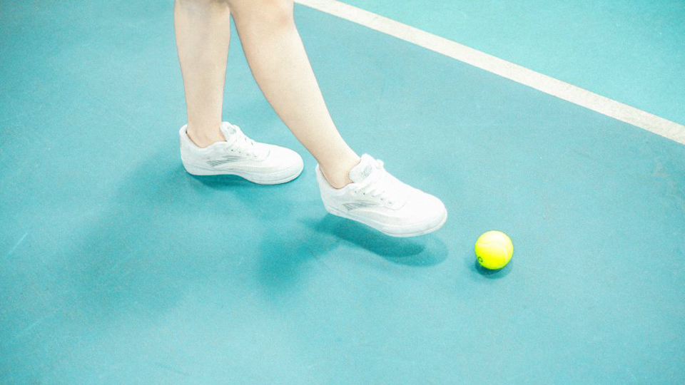 点击大图看下一张：网球少女清新操场写真活力十足