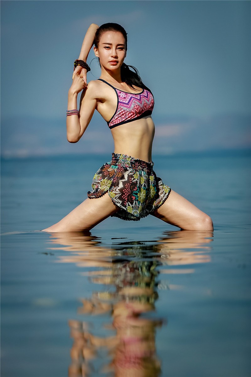 点击大图看下一张：母其弥雅湖畔展示水上瑜伽