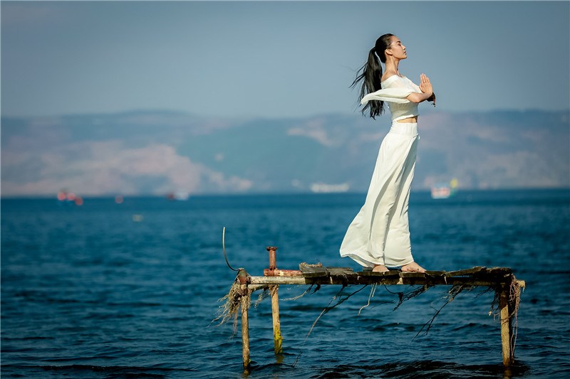 点击大图看下一张：母其弥雅湖畔展示水上瑜伽