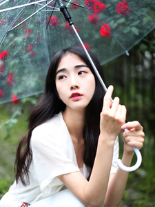 白皙玫瑰少女雨季玫瑰园浪漫写真