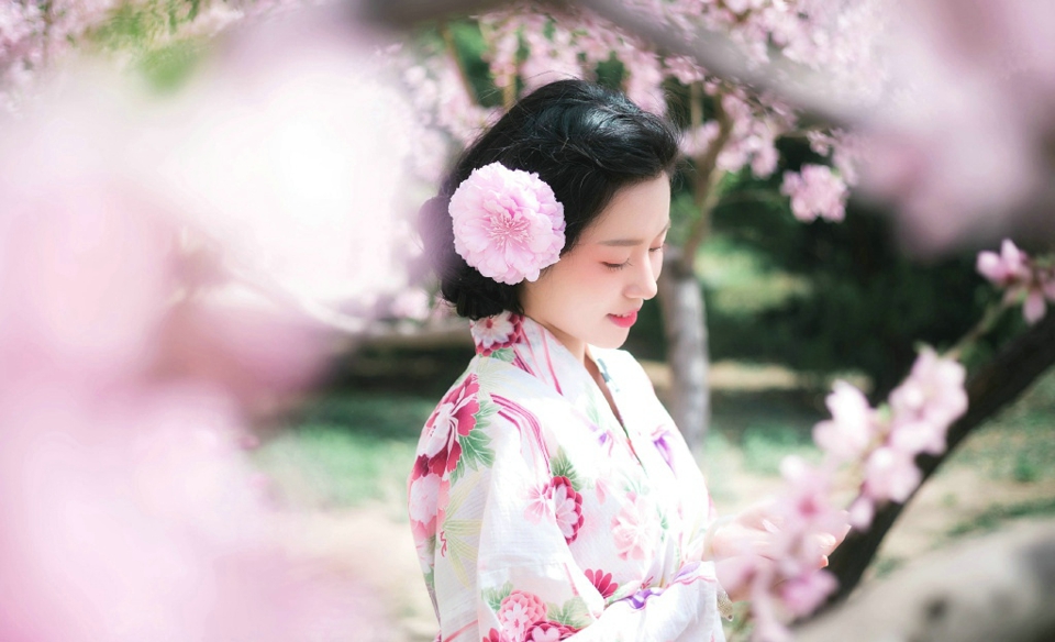 点击大图看下一张：日系美女和服樱花粉红美丽动人