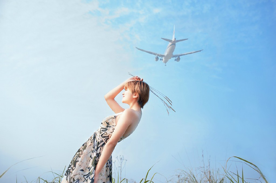 点击大图看下一张：短发少女蓝天白云清新草地写真远望飞机
