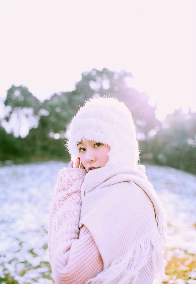 点击大图看下一张：雪地中的可爱少女清纯甜美阳光动人