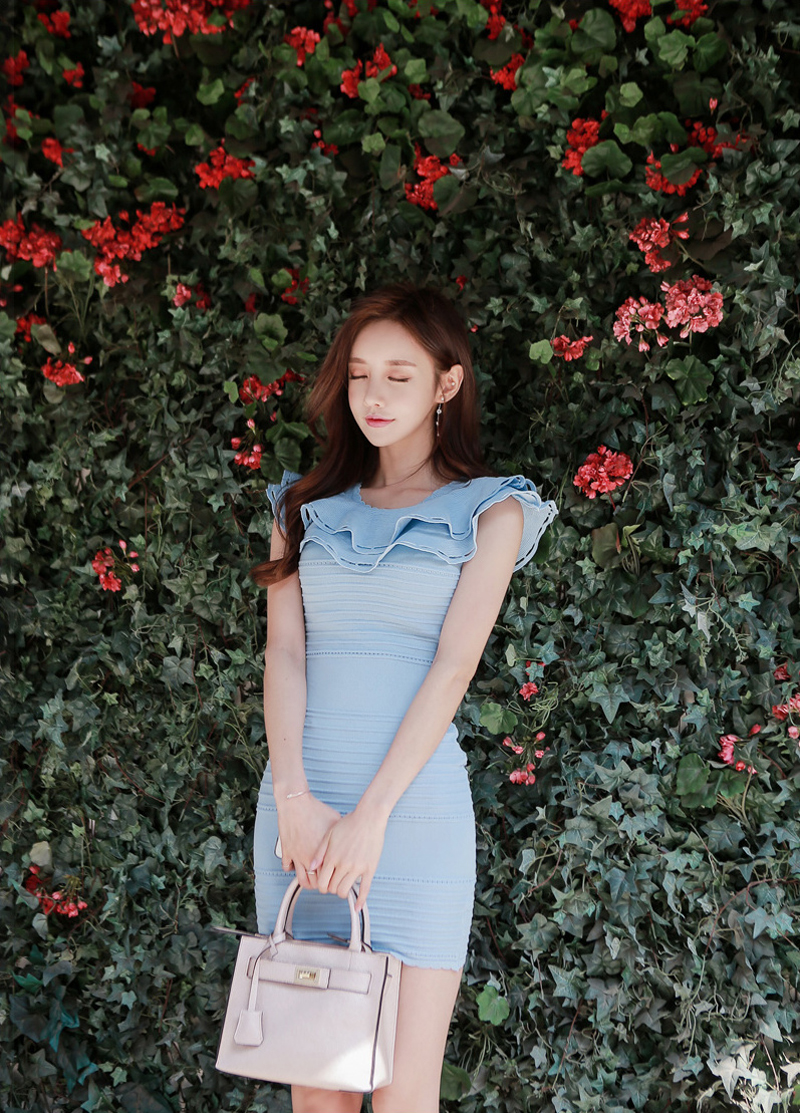 点击大图看下一张：蓝裙美女模特花园气质写真优雅动人