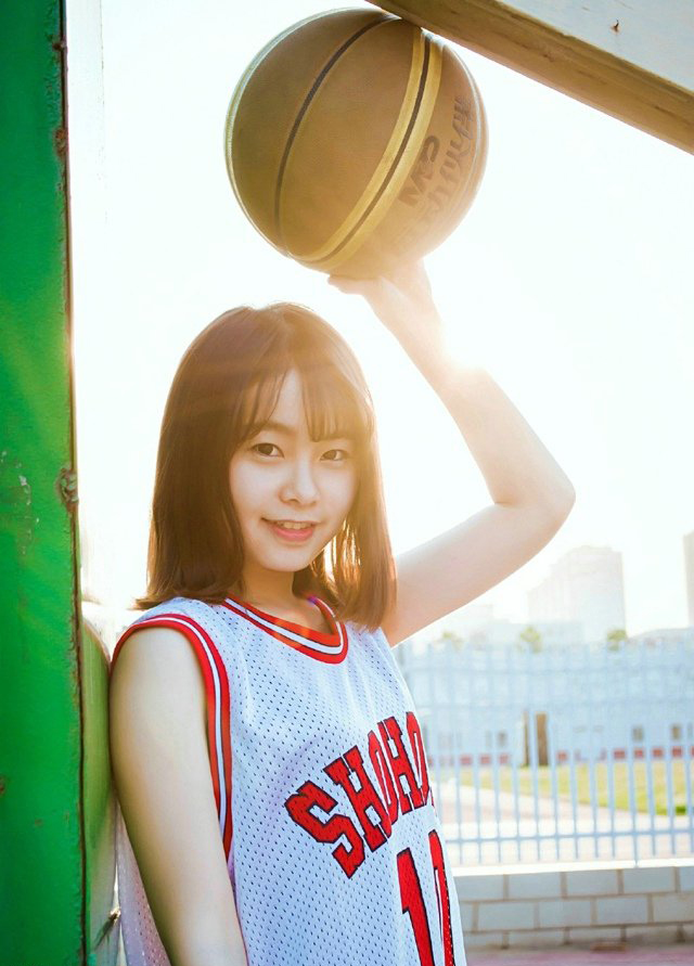 点击大图看下一张：篮球少女清新活力写真魅力四射