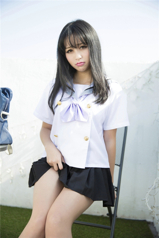 点击大图看下一张：日系清纯女孩Sora学生制服阳光写真