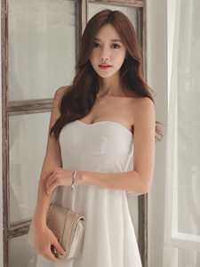 白皙模特抹胸长裙唯美写真