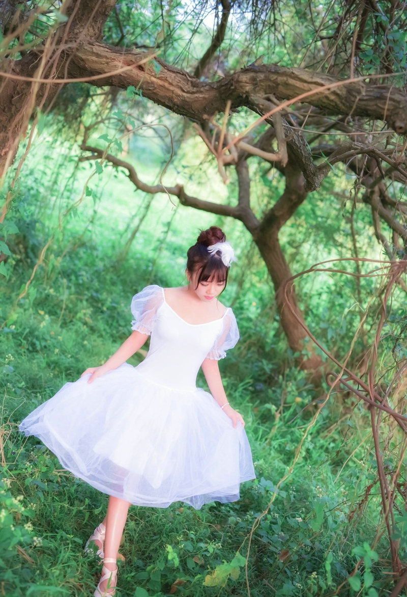 点击大图看下一张：甜美芭蕾舞裙少女森林中的靓丽独舞