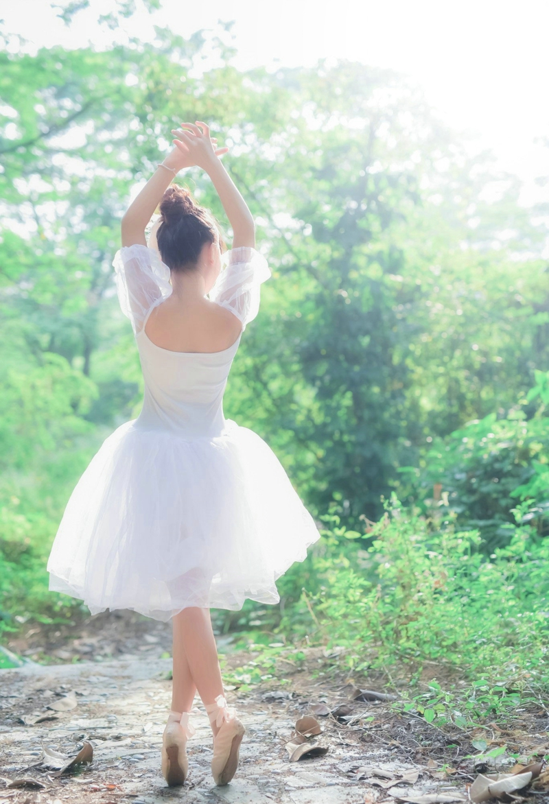 点击大图看下一张：甜美芭蕾舞裙少女森林中的靓丽独舞