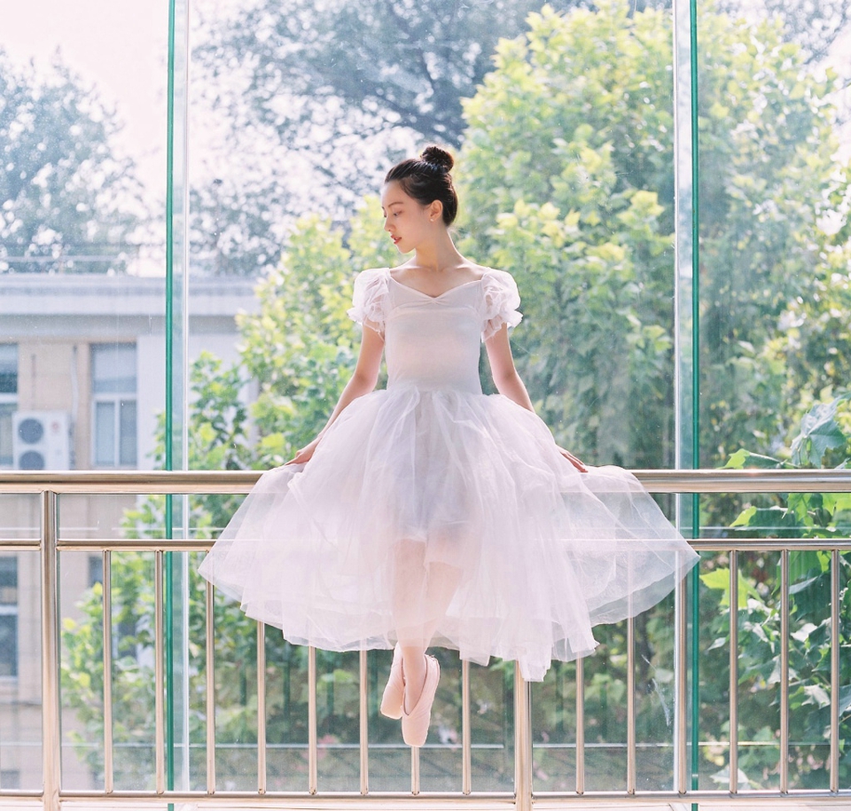 点击大图看下一张:舞蹈房内的立体五官气质高颜值美女