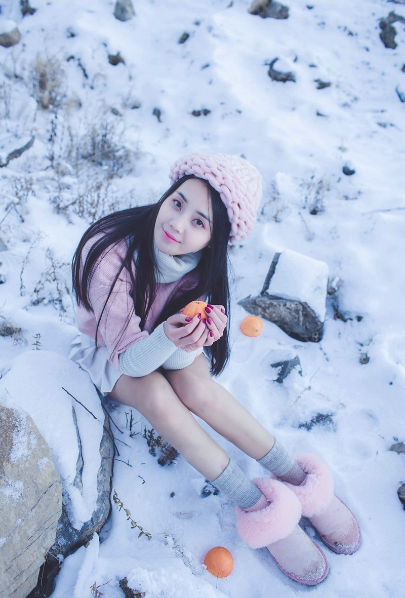 点击大图看下一张：北国风光雪地里光腿清纯少女气质写真