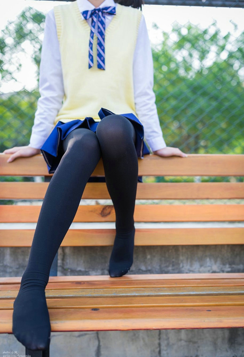 点击大图看下一张：公园长凳上的黑色长筒丝袜少女修长美腿极致诱惑