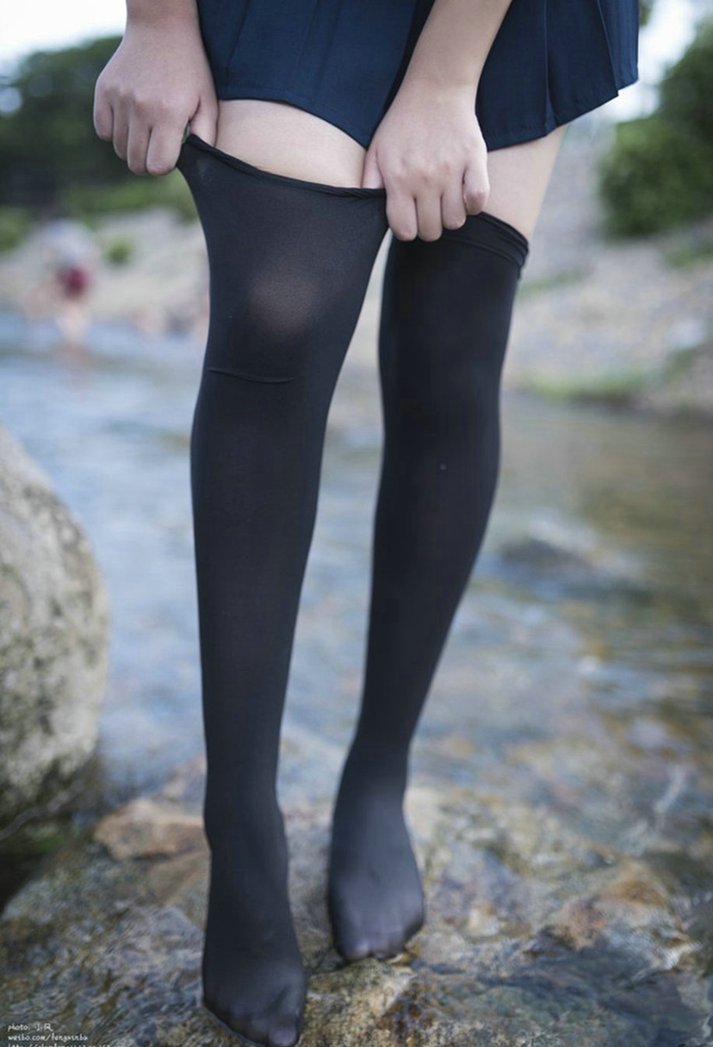 点击大图看下一张：高挑校服少女穿着黑丝小溪边浸透了白皙的美腿