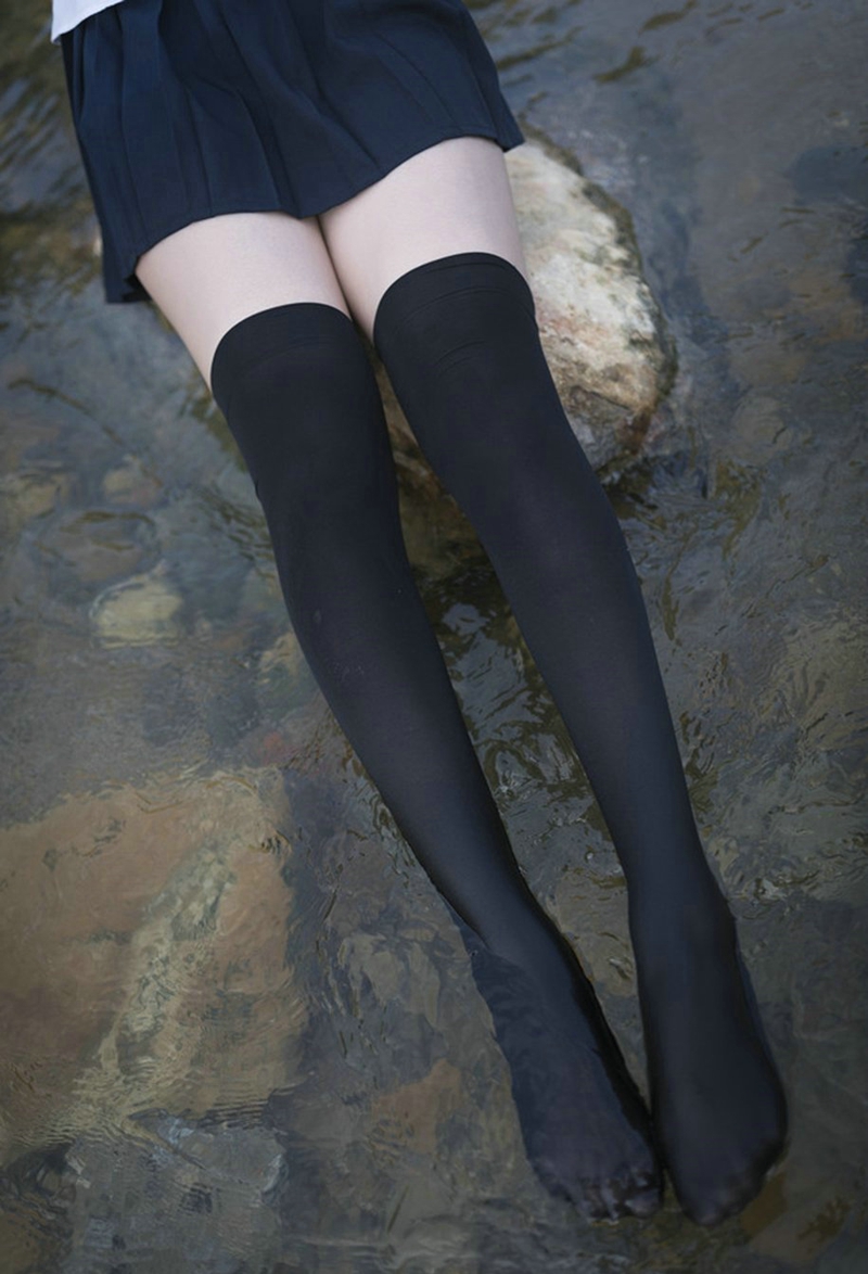 点击大图看下一张：高挑校服少女穿着黑丝小溪边浸透了白皙的美腿