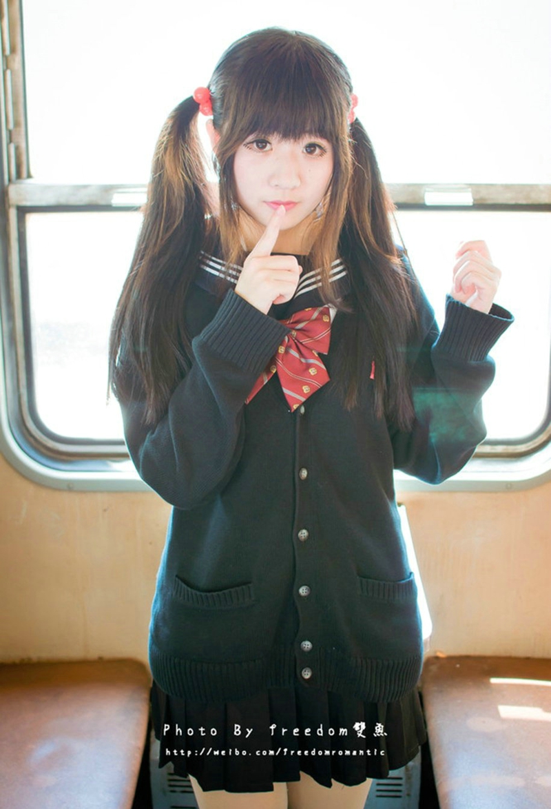 点击大图看下一张：火车上玩灭火器的黑丝校服少女甜美阳光气质可人