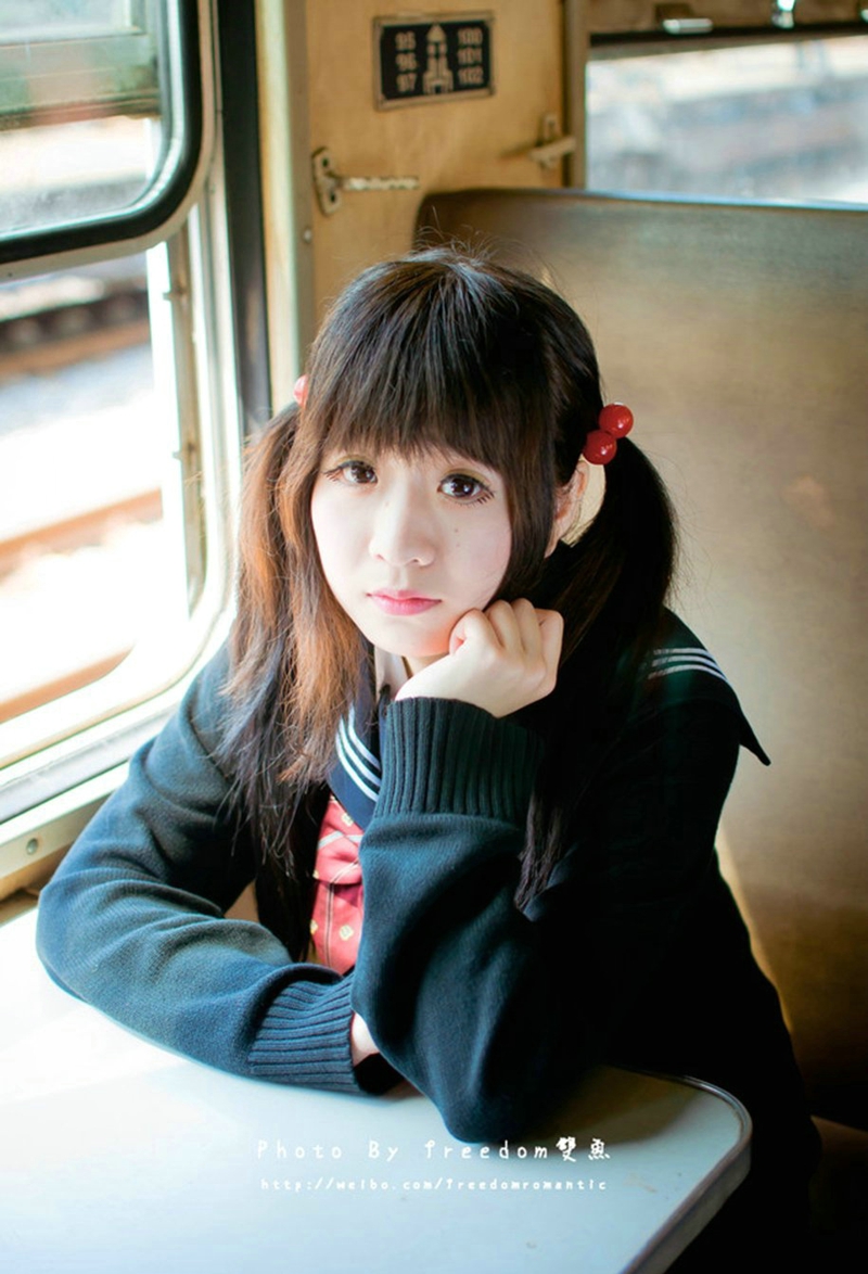 点击大图看下一张:火车上玩灭火器的黑丝校服少女甜美阳光气质可人