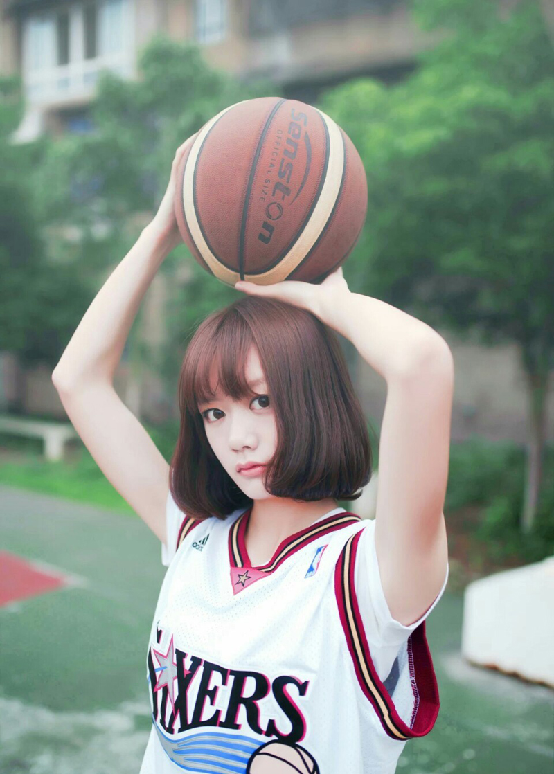 点击大图看下一张：大眼萌妹篮球服运动活力写真青春无敌