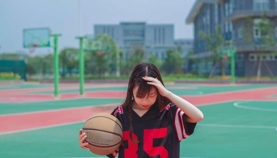 点击大图看下一张：清新篮球少女操场意境写真可爱迷人