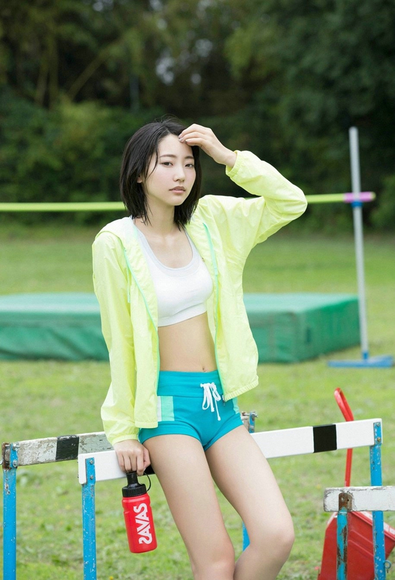 点击大图看下一张：韩国高中少女户外阳光气质甜美写真