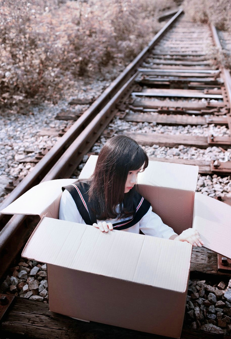 点击大图看下一张：街道边被遗弃的白皙可爱校服少女