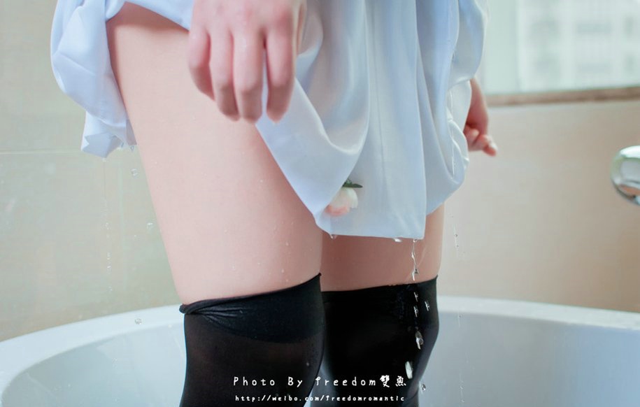 点击大图看下一张：双生少女花朵湿透了的黑色丝袜与白色丝袜浴缸缠绵