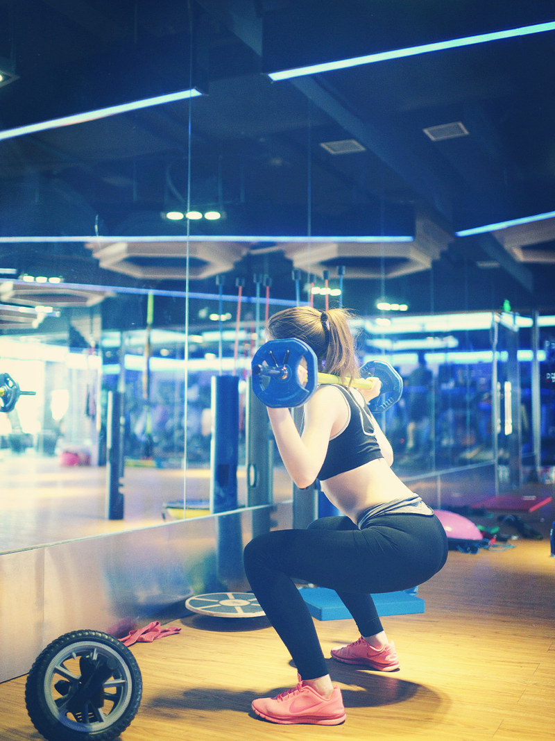 点击大图看下一张：活力少女健身房运动写真魅力四射