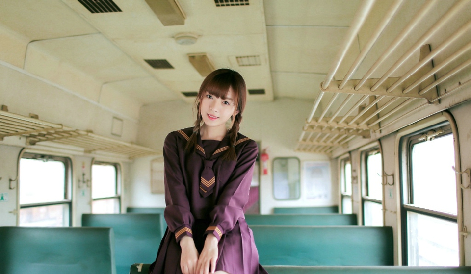 点击大图看下一张：漂亮妹子火车上甜甜圈长腿清新写真