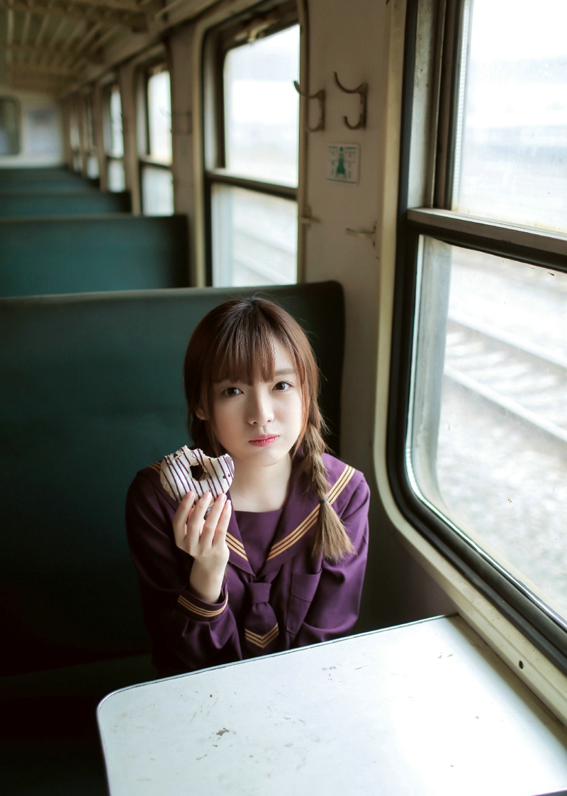点击大图看下一张：漂亮妹子火车上甜甜圈长腿清新写真